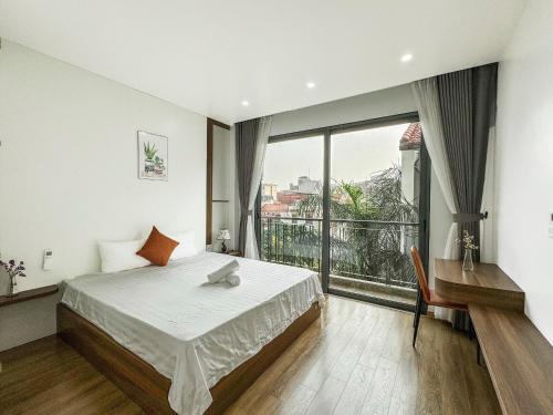 um quarto com uma cama e uma grande janela em Amor home IV em Hanói