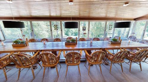 einen großen Holztisch und Stühle in einem Zimmer in der Unterkunft Reiterpension Marlie in Scharbeutz