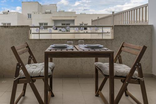 Μπαλκόνι ή βεράντα στο Creative 1br Pool view Apt with covered parking