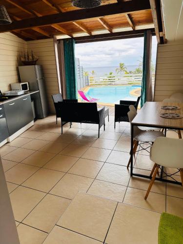 kuchnia i jadalnia z widokiem na basen w obiekcie appart T1 avec varangue vue mer et piscine ST GILLES LES BAINS w mieście Saint-Gilles les Bains