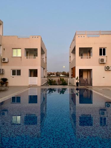 Πισίνα στο ή κοντά στο Creative 1br Pool view Apt with covered parking