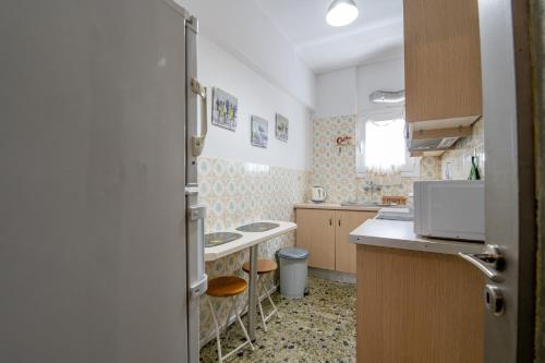 een kleine keuken met een wastafel en een aanrecht bij Alimos Marina Cozybase in Athene