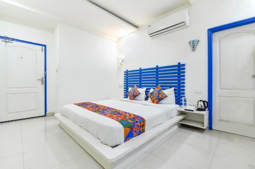 Ένα ή περισσότερα κρεβάτια σε δωμάτιο στο FabHotel Istana Inn