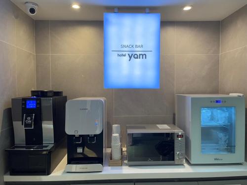 una vetrina di macchine da caffè su un bancone in un negozio di Hotel Yam a Busan