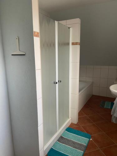 ein Bad mit einer Dusche, einem WC und einem Waschbecken in der Unterkunft Chambre avec 3 lits in Trier