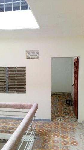 una stanza vuota con una scala e un corridoio di BiBon a Ðoan Xá