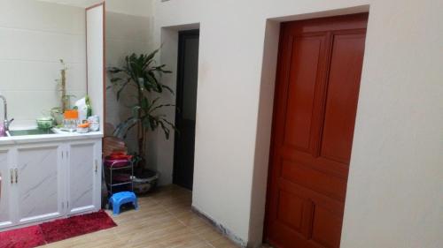 una camera con porta rossa e una cucina di BiBon a Ðoan Xá
