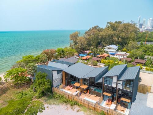 eine Luftansicht eines Hauses am Strand in der Unterkunft Dojo poolvilla beach resort - private beach villa- in Na Jomtien