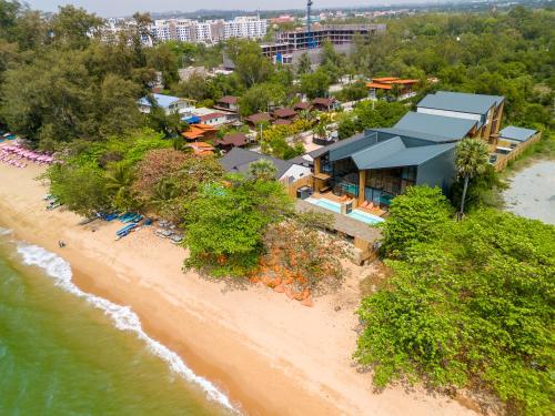 eine Luftansicht auf einen Strand mit einem Resort in der Unterkunft Dojo poolvilla beach resort - private beach villa- in Na Jomtien
