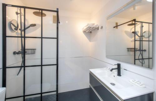 A bathroom at Apartamentos Los Rosales