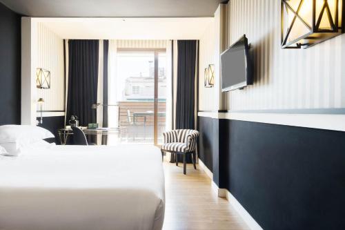 pokój hotelowy z łóżkiem i telewizorem w obiekcie Europark w Barcelonie