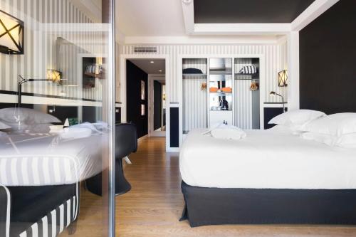 1 Schlafzimmer mit 2 Betten und einer Glaswand in der Unterkunft Europark in Barcelona