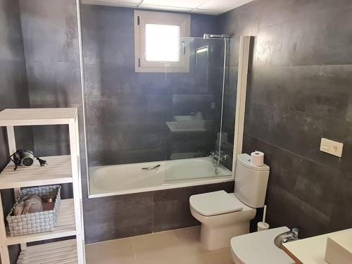La salle de bains est pourvue d'une baignoire, de toilettes et d'un lavabo. dans l'établissement Luxury Penthouse Golf, sea view, à Pilar de Jaravía
