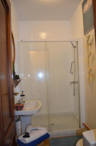 a bathroom with a shower and a sink at Casa Aurora in Teo