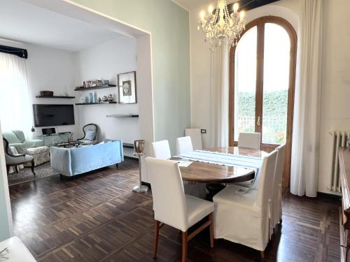 ein Esszimmer mit einem Tisch und Stühlen in der Unterkunft Villa Liberty TownHouse in Siena