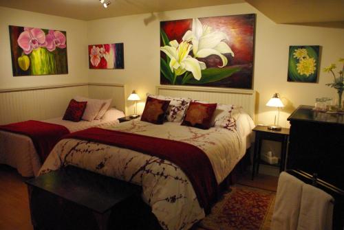 Tempat tidur dalam kamar di Atelier Galerie Anne Drouin Peinture & Pension