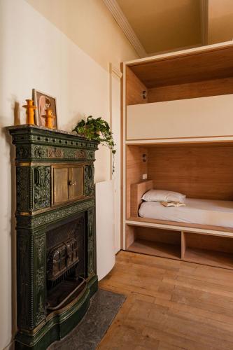 - une cheminée d'époque dans une chambre avec des lits superposés dans l'établissement CENTRAL Hostel La Rochelle Centre, à La Rochelle