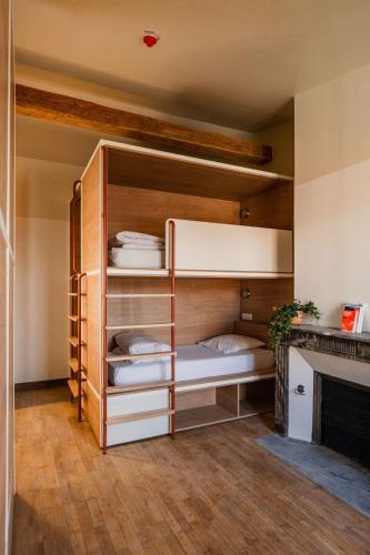 Cette chambre comprend 2 lits superposés et une cheminée. dans l'établissement CENTRAL Hostel La Rochelle Centre, à La Rochelle