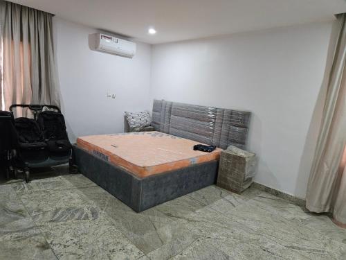 um quarto com uma cama num quarto em KAMS Clubhouse Lifecamp, 24 power em Abuja