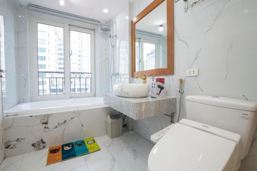 uma casa de banho com um WC, uma banheira e um lavatório. em Sumitomo 6 Apartment _ No 12 lane 523 Kim Ma street em Hanói