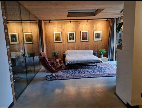 Ένα ή περισσότερα κρεβάτια σε δωμάτιο στο Vakantiewoning in monumentale boerderij met yurt