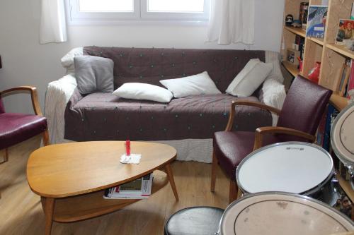 Uma área de estar em Maison de 3 chambres avec jardin clos et wifi a Montreuil