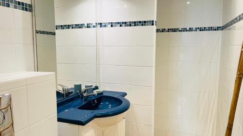 une salle de bain avec un lavabo bleu et des toilettes dans l'établissement Studio Cocody 5 Lumio, à Lumio