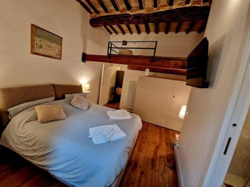 um quarto com uma cama com duas toalhas em Centro Storico Arte Relax em Perugia