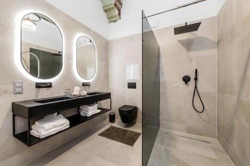 a bathroom with a sink and a shower at Cosy Apartment Nähe Ku'damm in Berlin