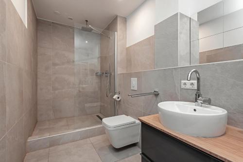La salle de bains est pourvue de toilettes, d'un lavabo et d'une douche. dans l'établissement Cosy Apartment nähe Potsdamer Platz, à Berlin