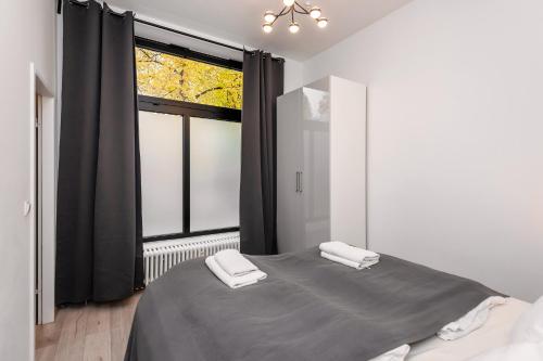 柏林的住宿－Cosy Apartment nähe Potsdamer Platz，一间卧室设有一张床和一个大窗户