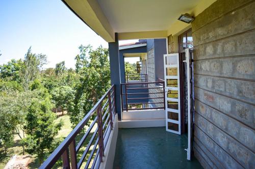 einen Balkon eines Hauses mit Fenster in der Unterkunft San Andress Homes in Nairobi