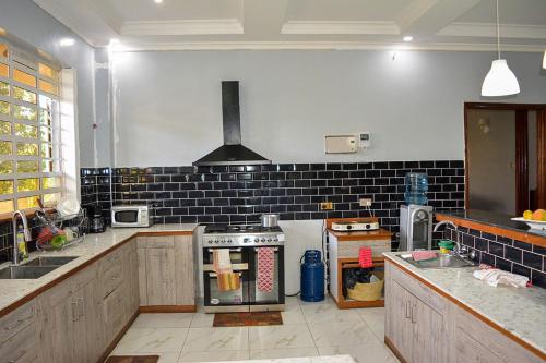 eine Küche mit einem Kochfeld im Zimmer in der Unterkunft San Andress Homes in Nairobi