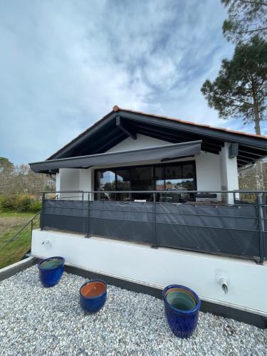 Samui - Equipé borne de recharge - Powering Station Electric Car