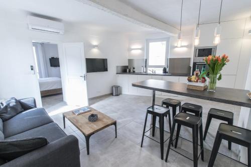 une cuisine et un salon avec un canapé et une table dans l'établissement 2 pièces balcon 4 pers Meynadier Palais 1 minute by Olam Properties, à Cannes