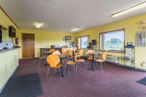 um quarto com mesas e cadeiras numa cozinha em Rodeway Inn em Sardis
