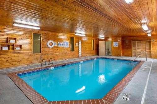 Πισίνα στο ή κοντά στο Econo Lodge Longmont East