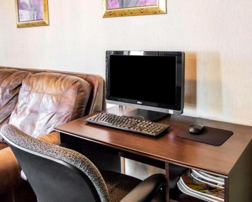 Μια τηλεόραση ή/και κέντρο ψυχαγωγίας στο Econo Lodge Longmont East