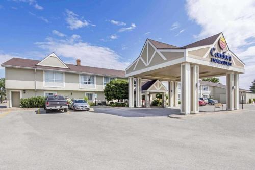een hotel met een auto geparkeerd op een parkeerplaats bij Comfort Inn & Suites in Collingwood
