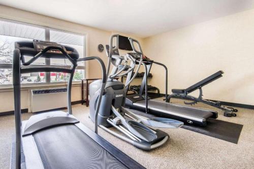een fitnessruimte met een loopband en hometrainers in een kamer bij Comfort Inn & Suites in Collingwood