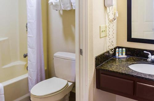 ein Bad mit einem WC und einem Waschbecken in der Unterkunft Quality Inn in Vicksburg