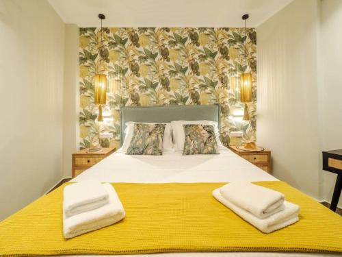 una camera da letto con un letto grande con asciugamani sopra di Soma Lux Apartment! a Città di Corfù