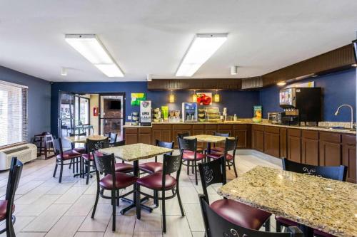 een restaurant met tafels en stoelen en een keuken bij Quality Inn in Indianola