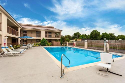 Indianola的住宿－Quality Inn，游泳池,酒店带椅子