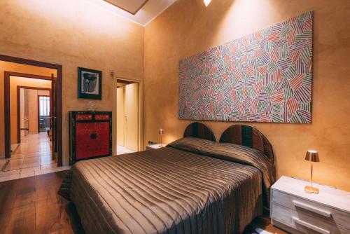 um quarto com uma cama e um quadro na parede em Omnia Domus em Turim