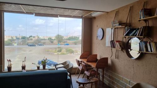 un soggiorno con una grande finestra con vista su un parcheggio di Dahreez motel a Qurţah