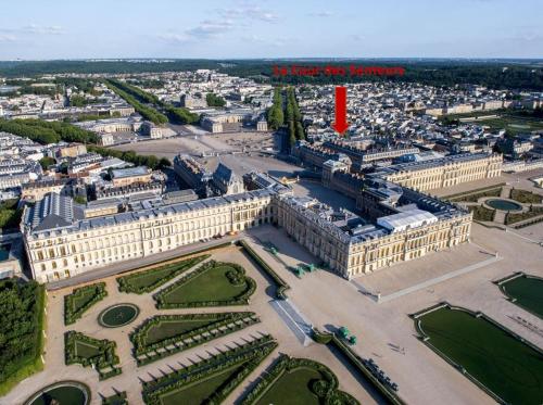 une vue aérienne d'une grande ville avec une flèche rouge dans l'établissement La Cour Des Senteurs / F2 Château de Versailles, à Versailles