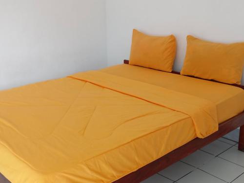 Ένα ή περισσότερα κρεβάτια σε δωμάτιο στο Hidayah homestay