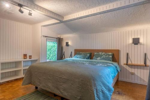 A bed or beds in a room at 2 bedrooms chalet with enclosed garden and wifi at Merksplas Merksplas