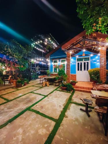 ein Haus mit einer beleuchteten Terrasse in der Nacht in der Unterkunft Dorry Le's House in Gia Nghĩa